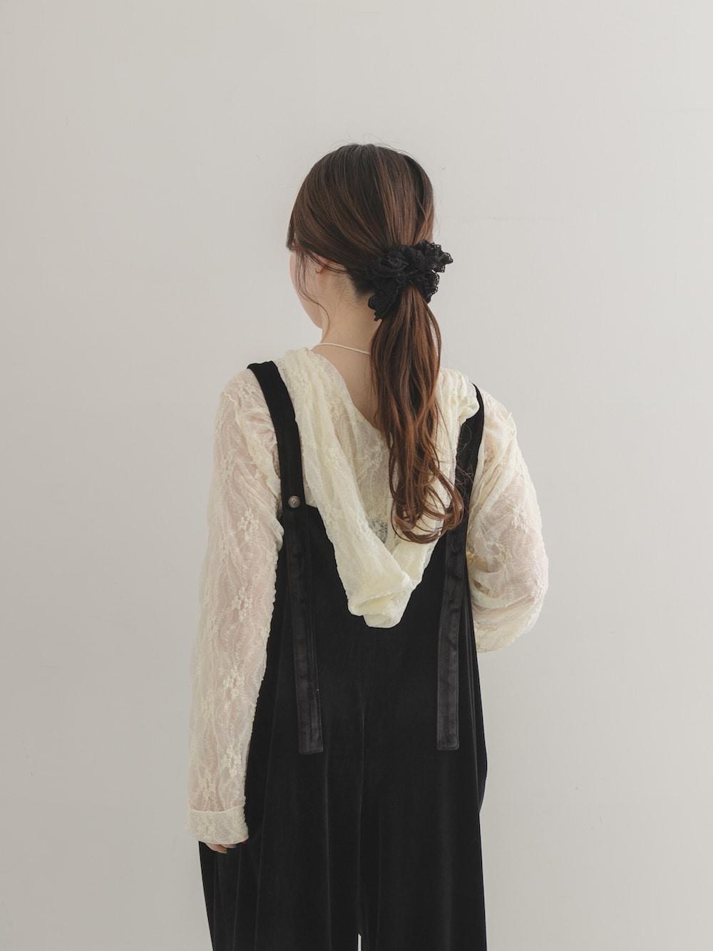 ブラック系のその他パンツ、ホワイト系のTシャツ/カットソーを着用したレディースの夏コーディネートの4枚目の写真