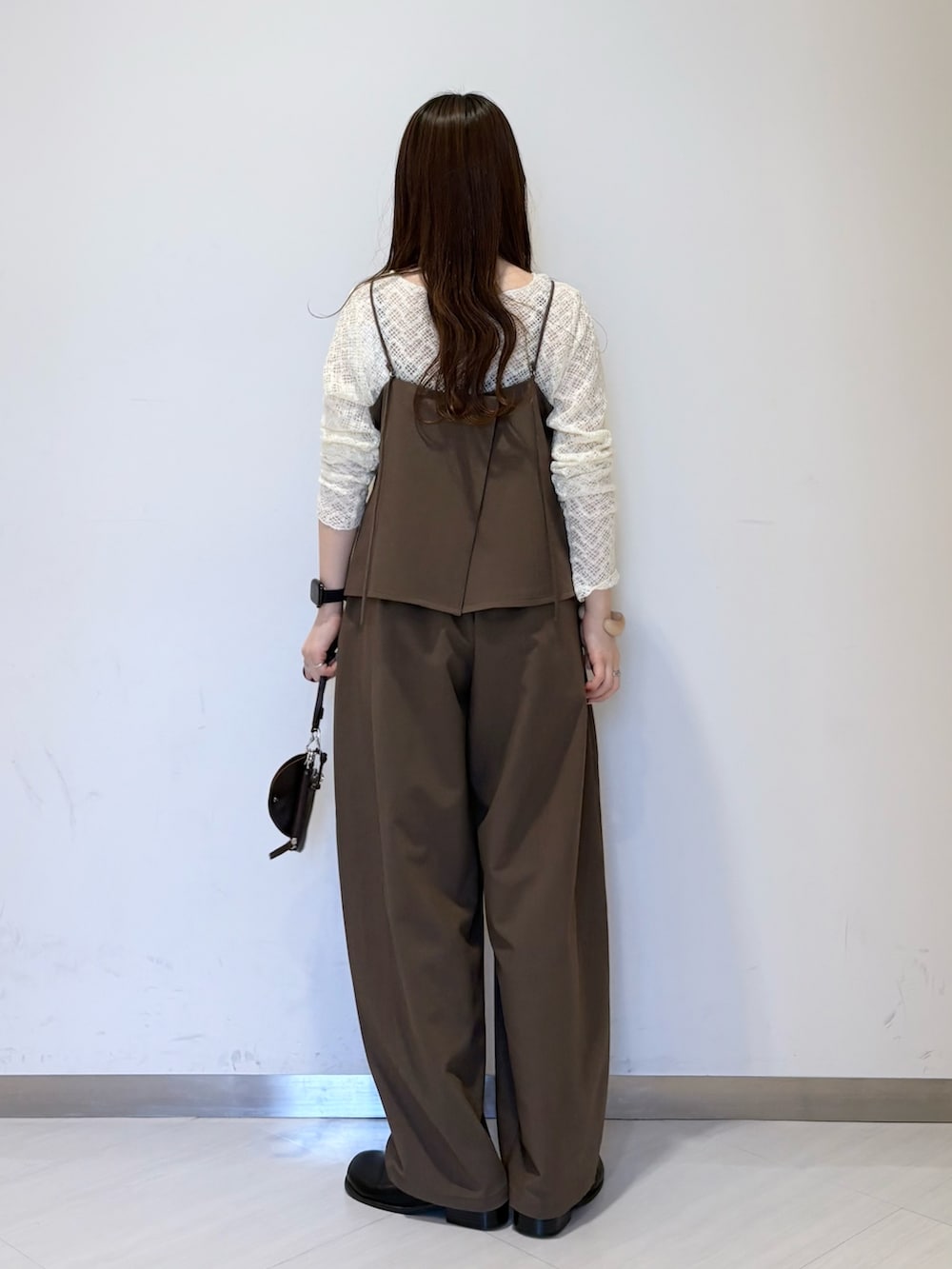 ホワイト系のTシャツ/カットソー、ブラウン系のセットアップ、ブラウン系のショルダーバッグを着用したレディースの春コーディネートの3枚目の写真