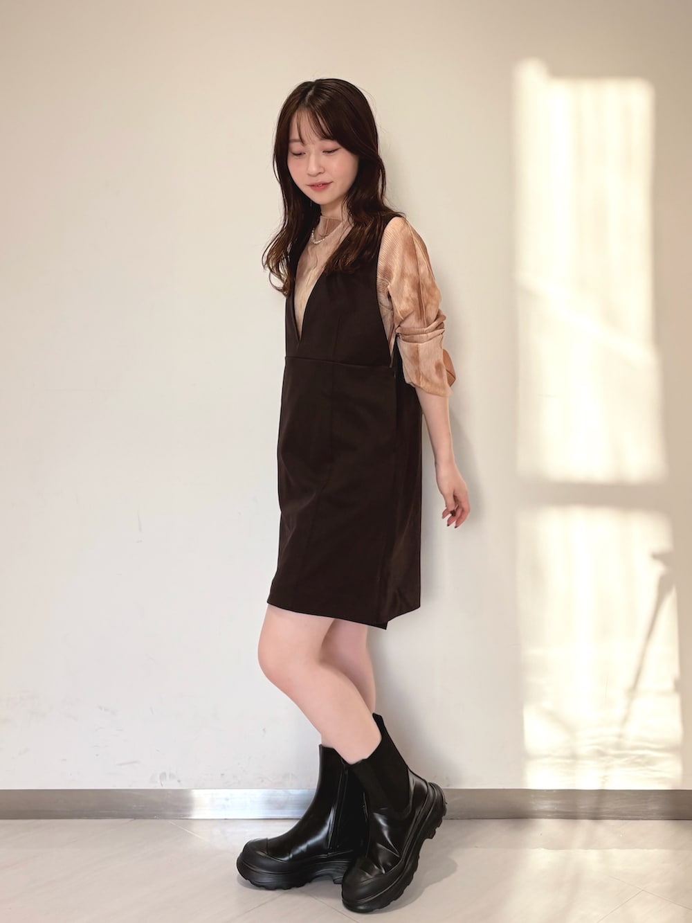 ブラウン系のワンピース、ブラウン系のその他パンツ、ブラック系のブーツを着用したレディースの秋コーディネートの3枚目の写真