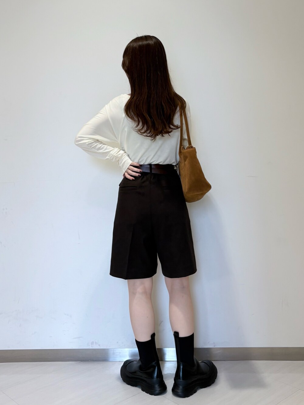 ブラウン系のその他アウター、ブラウン系のその他パンツ、ブラック系のブーツを着用したレディースの秋コーディネートの4枚目の写真