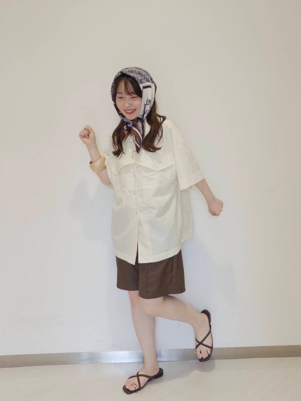 ブラウン系のその他パンツ、ブラウン系のサンダル、ホワイト系のキャミソールを着用したレディースの夏コーディネートの3枚目の写真