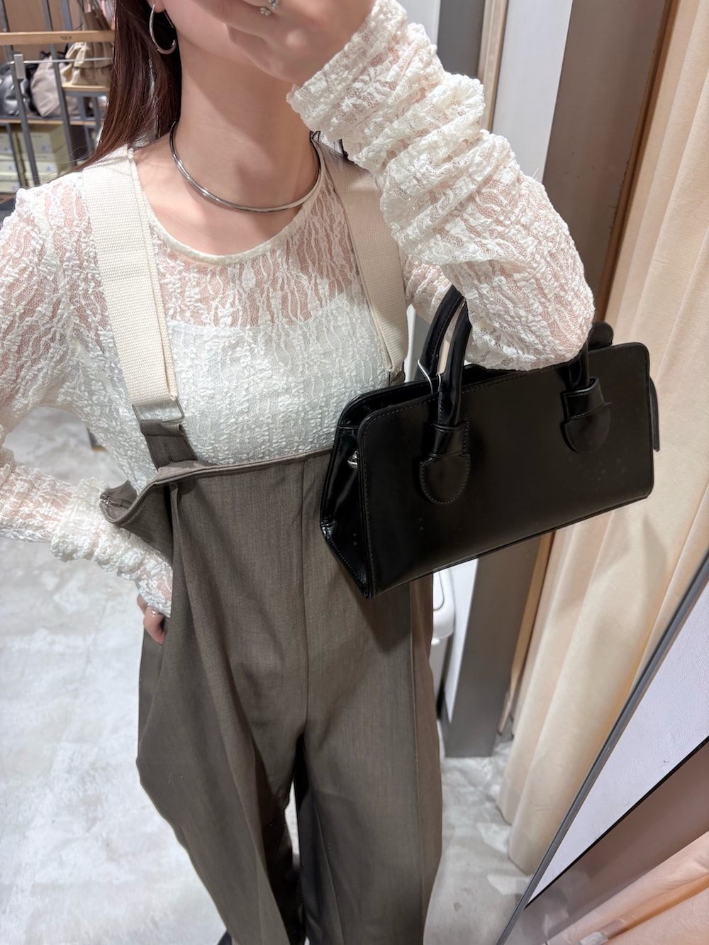 ホワイト系のTシャツ/カットソー、ブラウン系のその他パンツ、ブラウン系のボストンバッグを着用したレディースの冬コーディネートの4枚目の写真