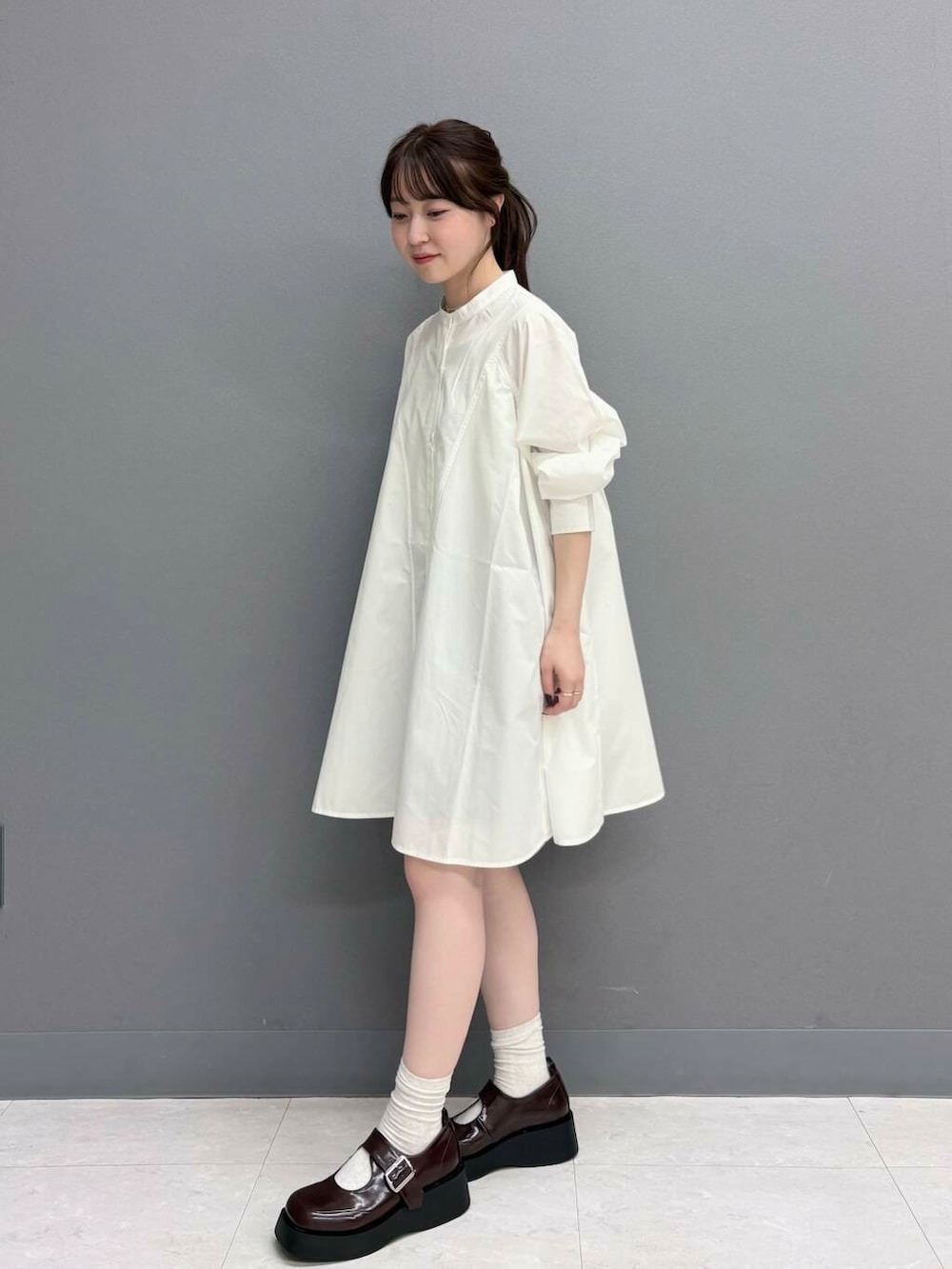 ブラウン系のその他パンツ、ブラウン系のスニーカー、ベージュ系のベストを着用したレディースの夏コーディネートの3枚目の写真