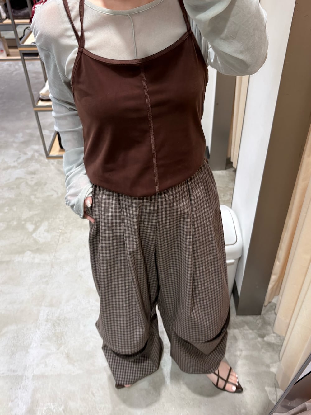 ブラウン系のサンダル、ブラウン系のその他パンツ、ブルー系のTシャツ/カットソーを着用したレディースの夏コーディネートの5枚目の写真