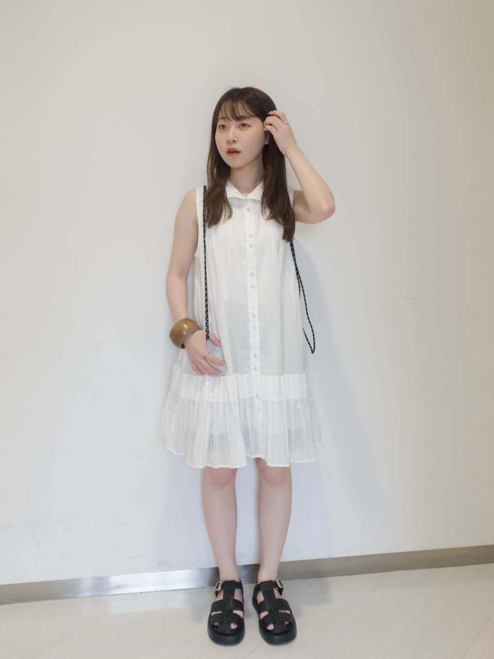 「スポーツミックス、KBF、夏コーデ、休日スタイル、低身長コーデ、フェスコーデ、お出かけコーデ、ワンピースコーデ、おでかけコーデ、旅行コーデ、骨格ウェーブ、夏ワンピース、初夏のお出かけコーデ、ミニワンピコーデ、ブルベ夏コーデ」｜「SMELLYのドロストポケットナップサック（バックパック/リュック、ブラック系）」を使った、さやかさん（レディース・152cm）の春コーディネートの4枚目の写真