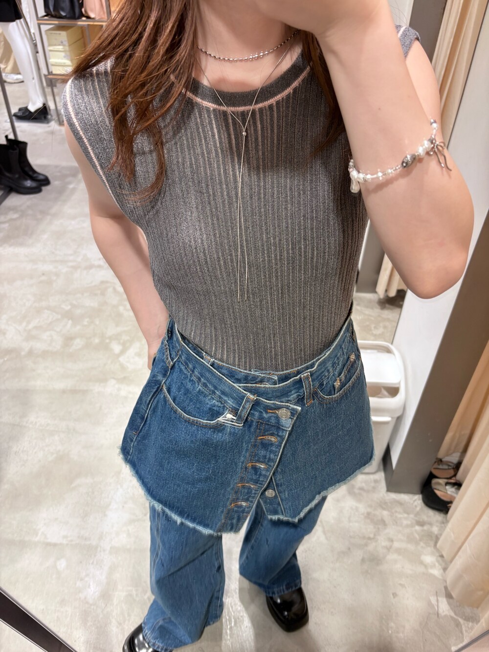 ブルー系のスカート、ブルー系のデニムパンツ、グレー系のニット/セーターを着用したレディースの夏コーディネートの4枚目の写真