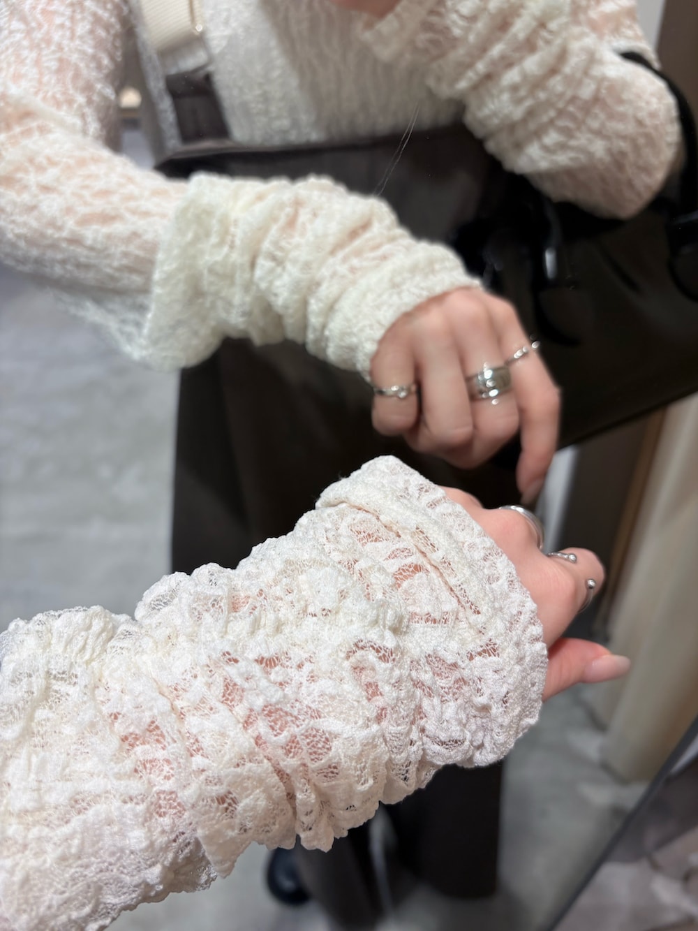 ホワイト系のTシャツ/カットソー、ブラウン系のその他パンツ、ブラウン系のボストンバッグを着用したレディースの冬コーディネートの5枚目の写真