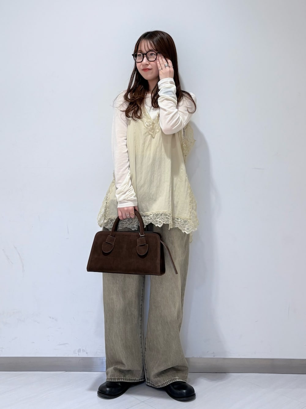 ホワイト系のTシャツ/カットソー、ベージュ系のキャミソール、ブラック系のその他シューズを着用したレディースの冬コーディネートの2枚目の写真