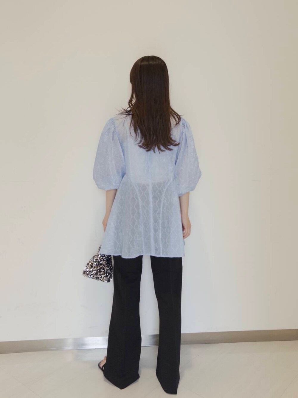 シルバー系のショルダーバッグ、ブラック系のサンダル、ブラック系のその他パンツを着用したレディースの夏コーディネートの3枚目の写真