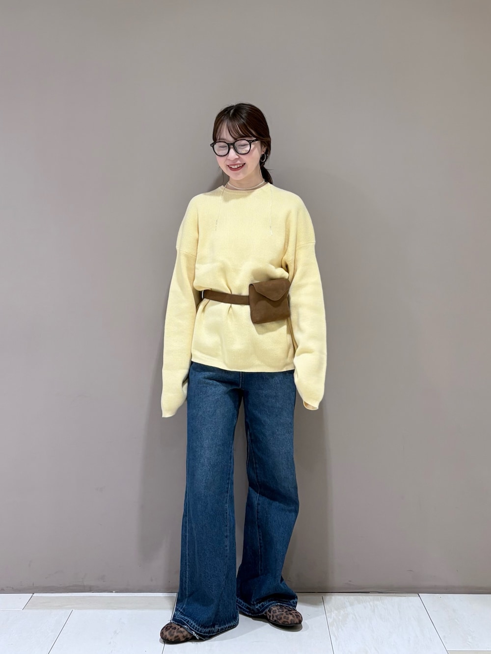 ブルー系のデニムパンツ、その他のバレエシューズ、イエロー系のボディバッグ/ウエストポーチを着用したレディースの秋コーディネートの2枚目の写真