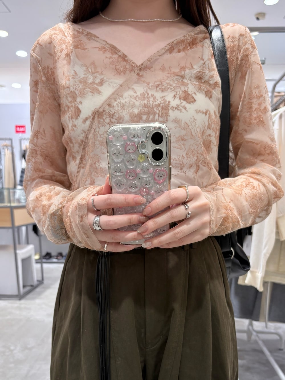 ブラウン系のサンダル、ブラウン系のその他パンツ、ブラック系のショルダーバッグを着用したレディースの夏コーディネートの5枚目の写真