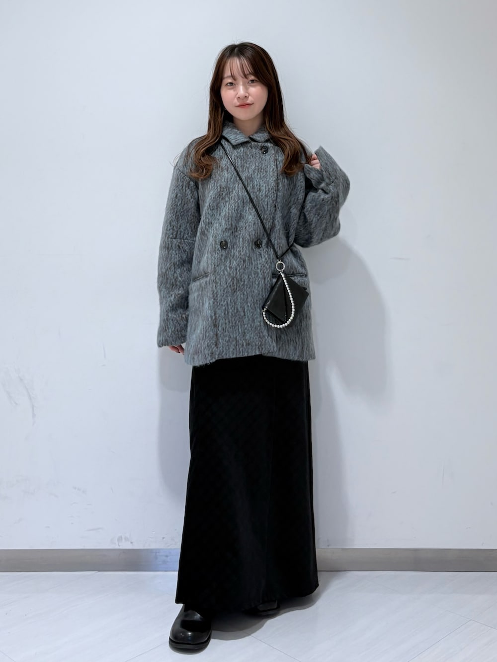 ブルー系のその他アウター、グリーン系のTシャツ/カットソー、ブラック系のワンピースを着用したレディースの秋コーディネートの3枚目の写真