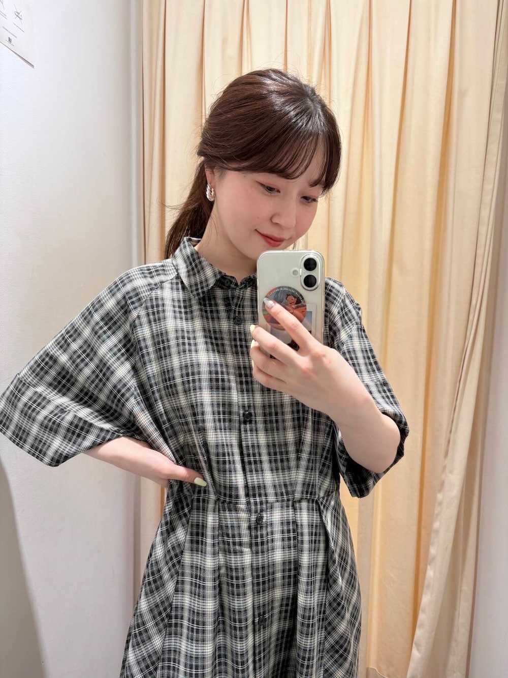 「KBF、シャツワンピ、夏コーデ、newarrival、休日スタイル、低身長コーデ、お出かけコーデ、ワンピースコーデ、チェックワンピース、旅行コーデ、ブルベ夏コーデ」｜「KBFのリップケース付きショルダーBAG（ショルダーバッグ、ブラック系）」を使った、さやかさん（レディース・152cm）の夏コーディネートの5枚目の写真