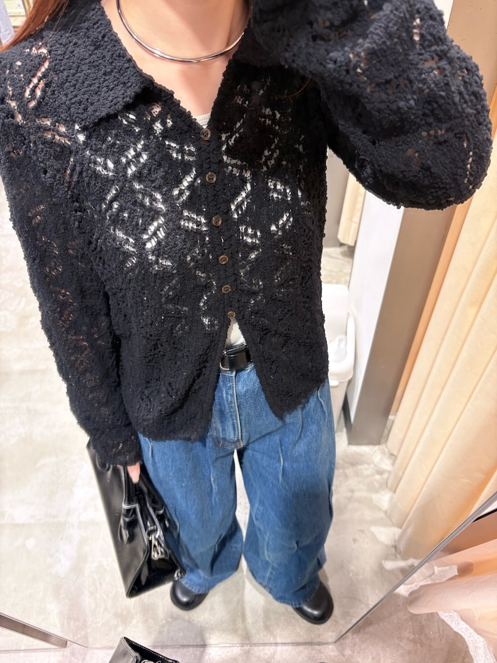 ブルー系のデニムパンツ、ブラック系のその他シューズ、ブラック系のボストンバッグを着用したレディースの冬コーディネートの4枚目の写真