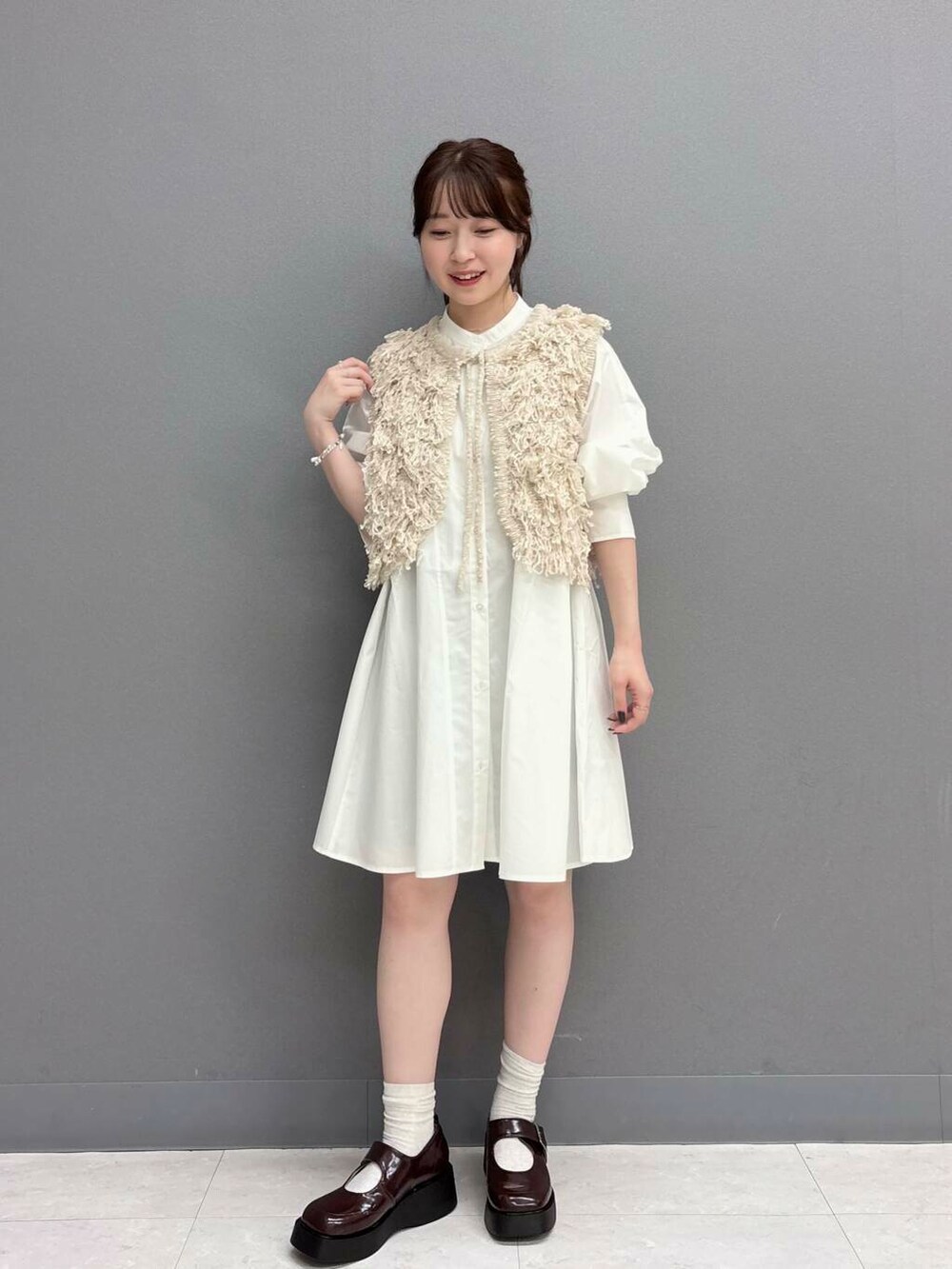 ブラウン系のその他パンツ、ブラウン系のスニーカー、ベージュ系のベストを着用したレディースの夏コーディネートの2枚目の写真