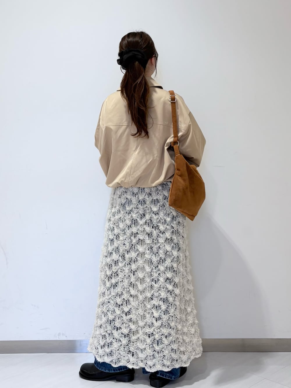 ベージュ系のブルゾン、ホワイト系のTシャツ/カットソー、ホワイト系のスカートを着用したレディースの秋コーディネートの3枚目の写真