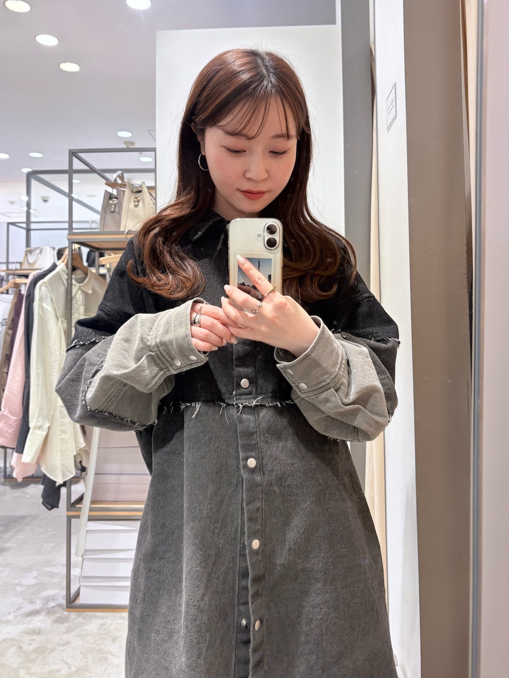 グレー系のシャツ/ブラウス、ブラック系のサンダル、ブラック系のその他パンツを着用したレディースの冬コーディネートの5枚目の写真