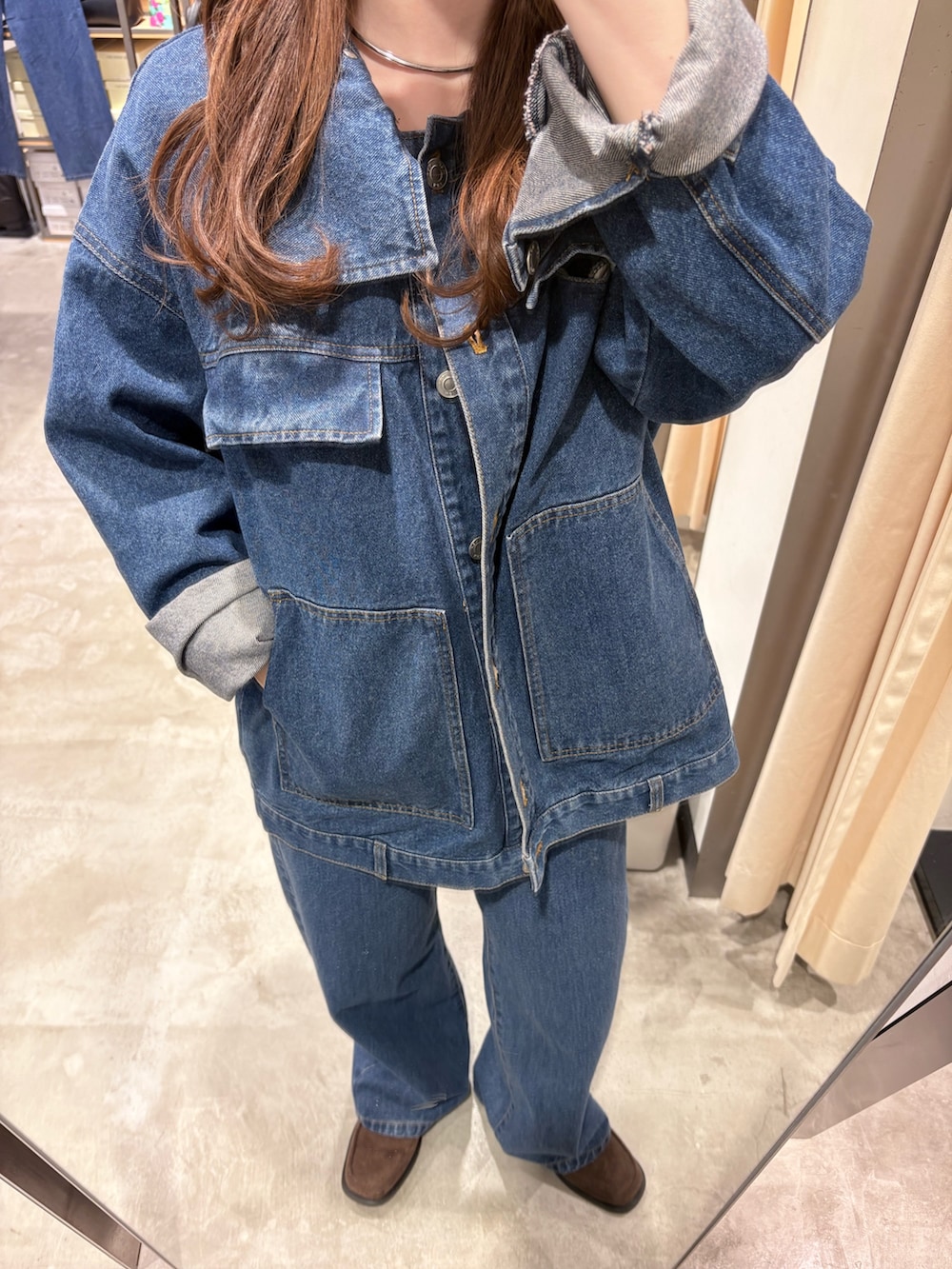 ブルー系のブルゾン、ブラウン系のローファー、イエロー系のショルダーバッグを着用したレディースの冬コーディネートの5枚目の写真