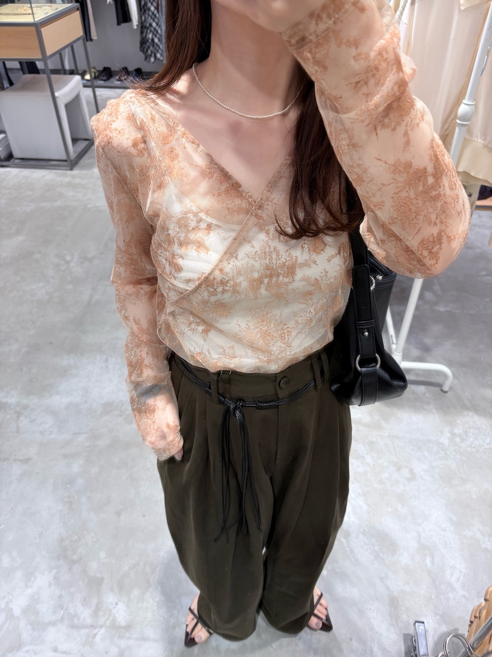 ブラウン系のサンダル、ブラウン系のその他パンツ、ブラック系のショルダーバッグを着用したレディースの夏コーディネートの4枚目の写真