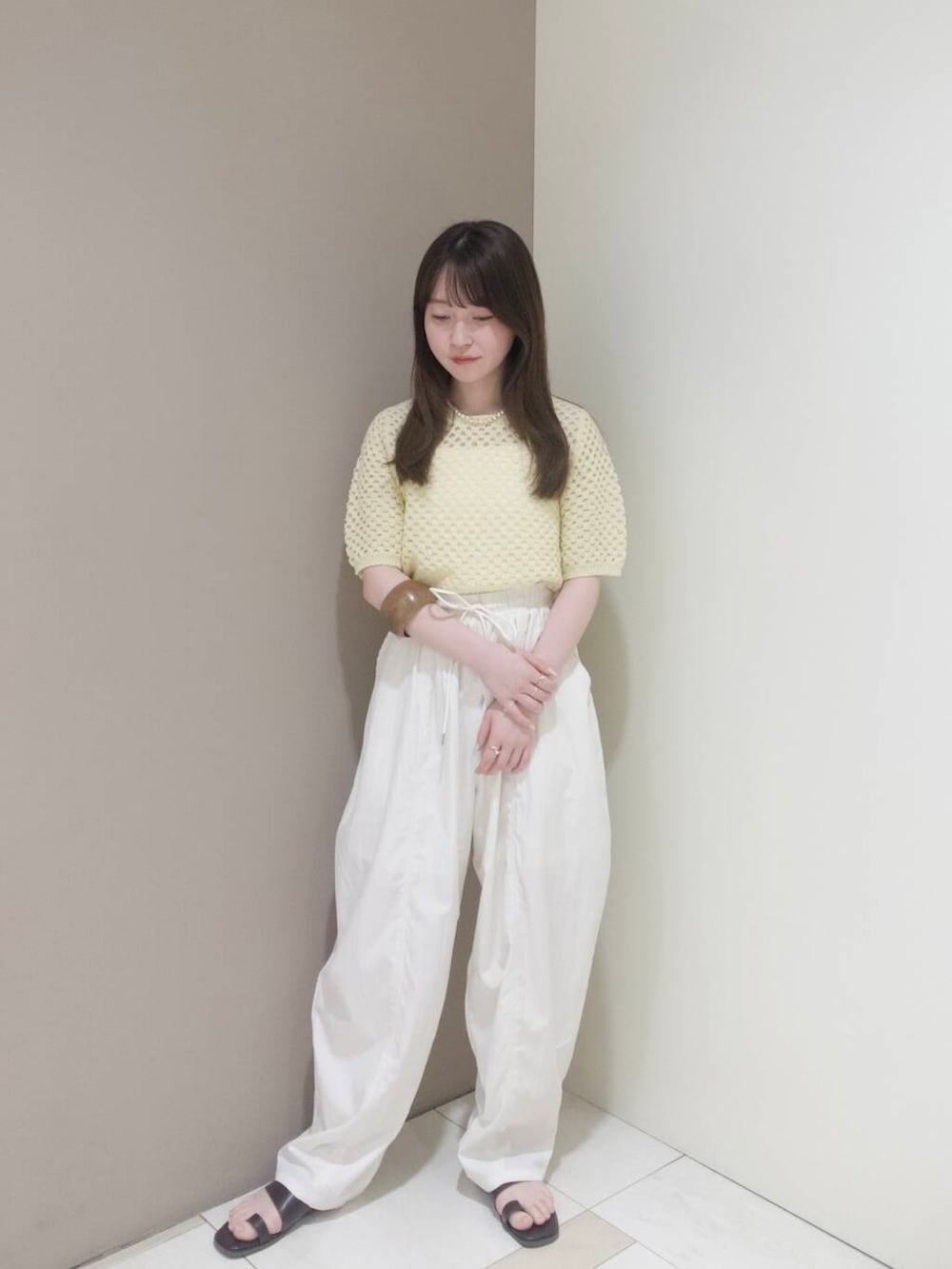 「ワントーンコーデ、KBF、春コーデ、夏コーデ、newarrival、サマーニット、休日スタイル、低身長コーデ、お出かけコーデ、淡色コーデ、旅行コーデ、骨格ウェーブ、春カラーコーデ、初夏のお出かけコーデ」｜「SMELLYの3セットリング（リング、シルバー系）」を使った、さやかさん（レディース・152cm）の春コーディネートの2枚目の写真