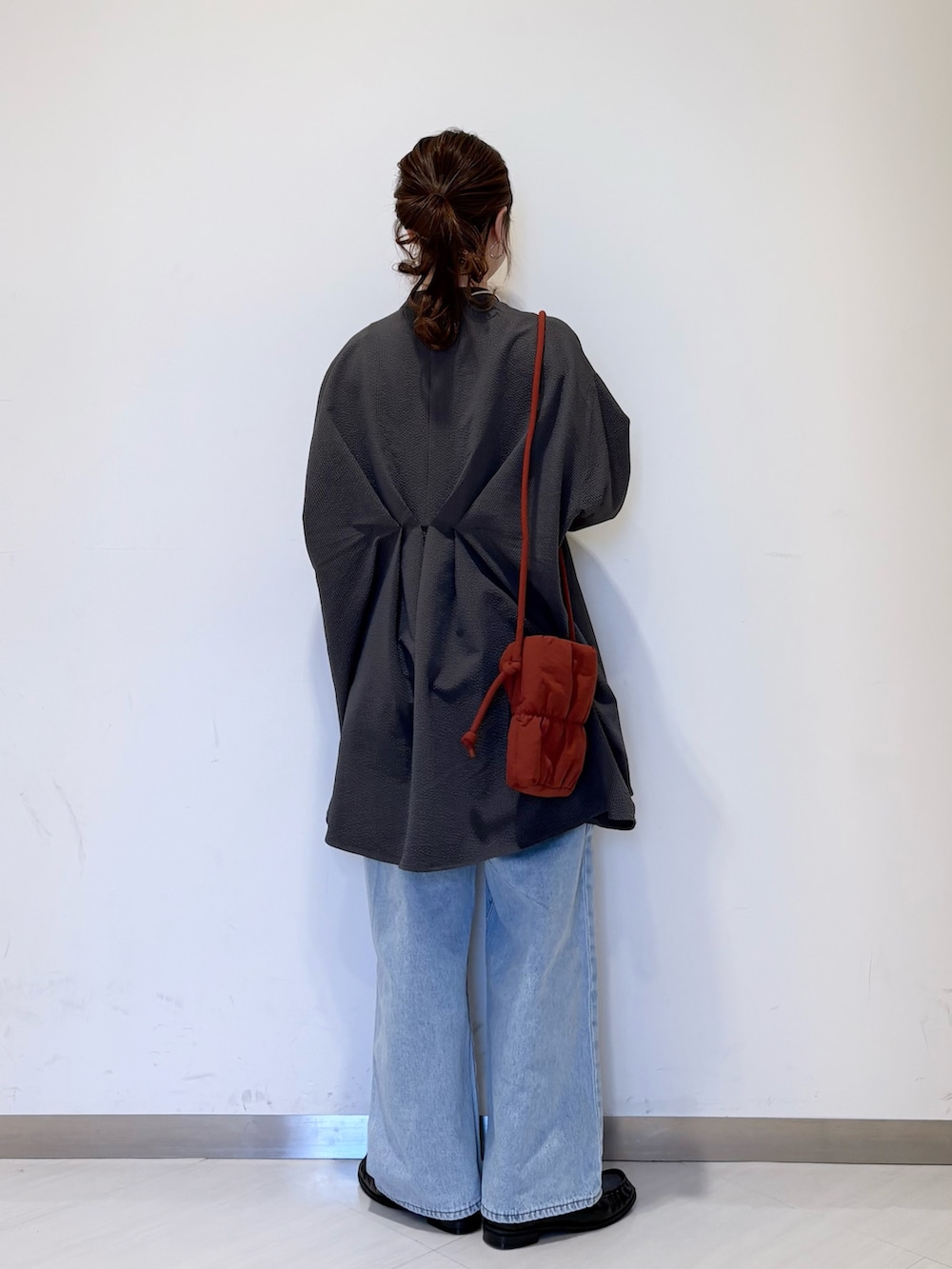 グレー系のシャツ/ブラウス、ブルー系のデニムパンツ、ブラック系のその他シューズを着用したレディースの冬コーディネートの3枚目の写真