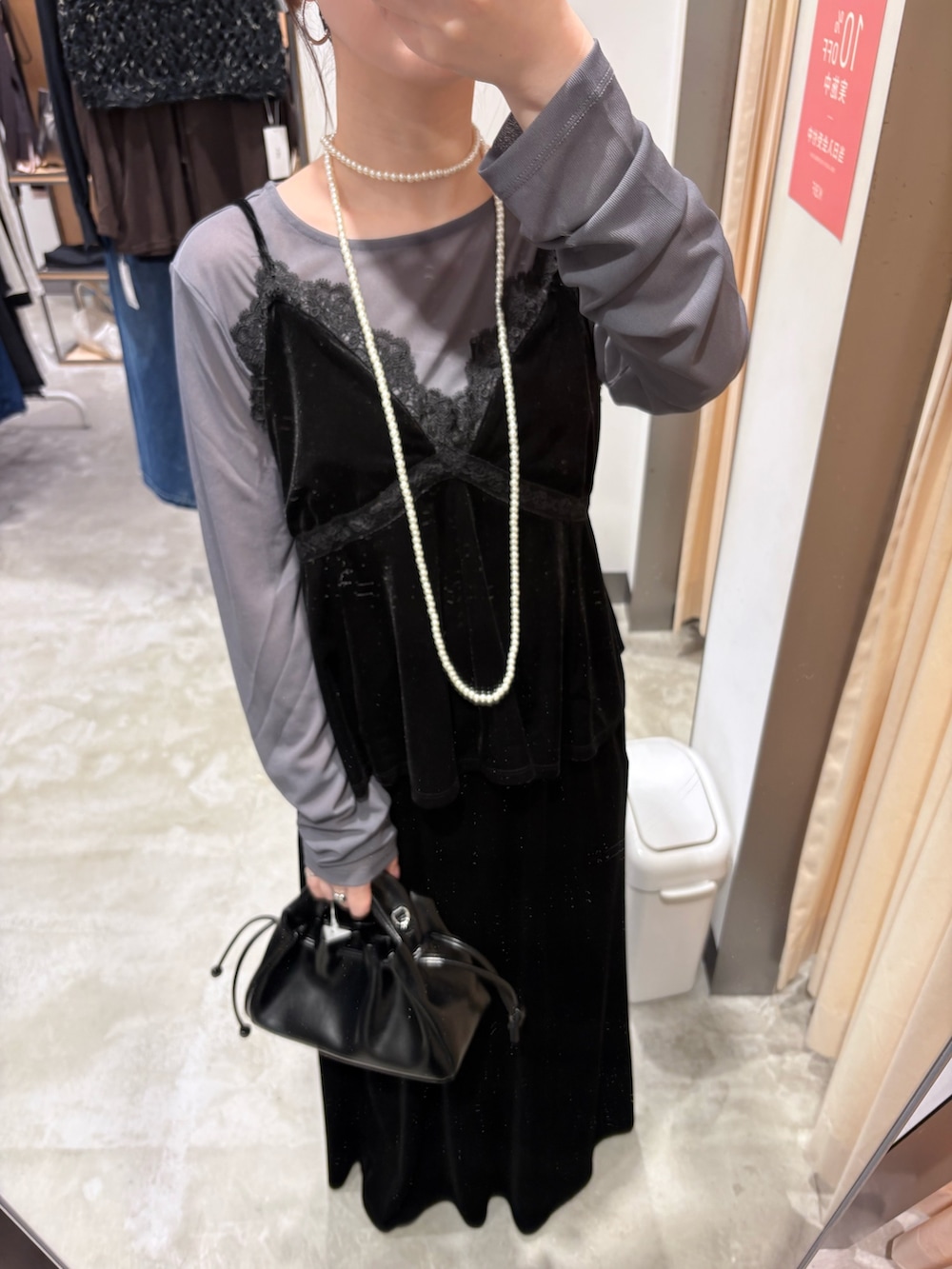 グレー系のTシャツ/カットソー、ブラック系のセットアップ、ブラック系のハンドバッグを着用したレディースの秋コーディネートの5枚目の写真