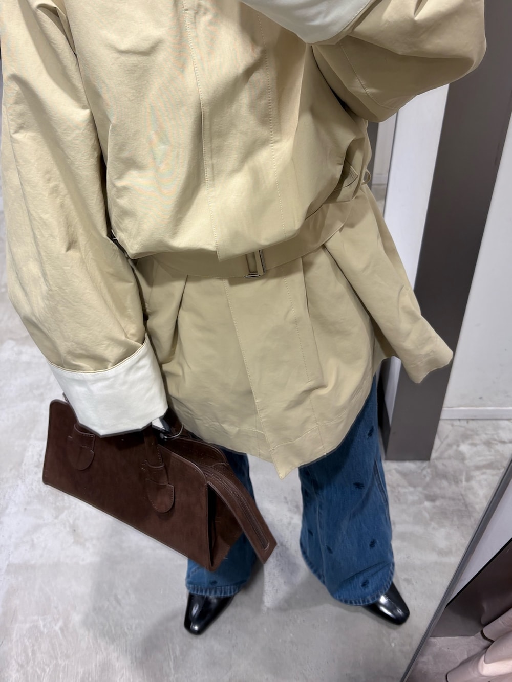 ベージュ系のその他アウター、ブラック系のパンプス、ブラウン系のボストンバッグを着用したレディースの冬コーディネートの4枚目の写真