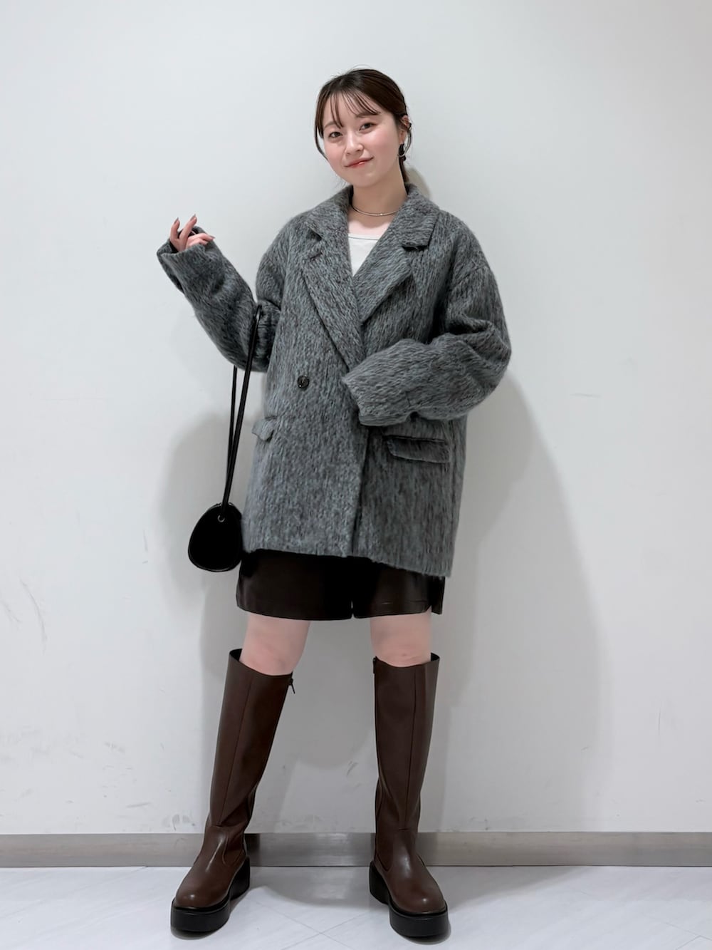 ブルー系のその他アウター、ベージュ系のTシャツ/カットソー、ブラウン系のその他パンツを着用したレディースの秋コーディネートの2枚目の写真