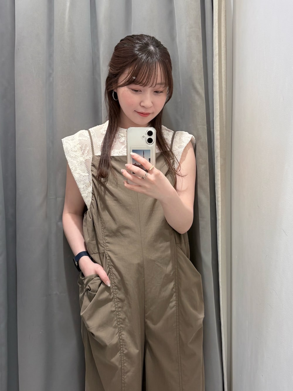 ブラウン系のその他パンツ、ブラック系のショルダーバッグ、ホワイト系のシャツ/ブラウスを着用したレディースの夏コーディネートの4枚目の写真
