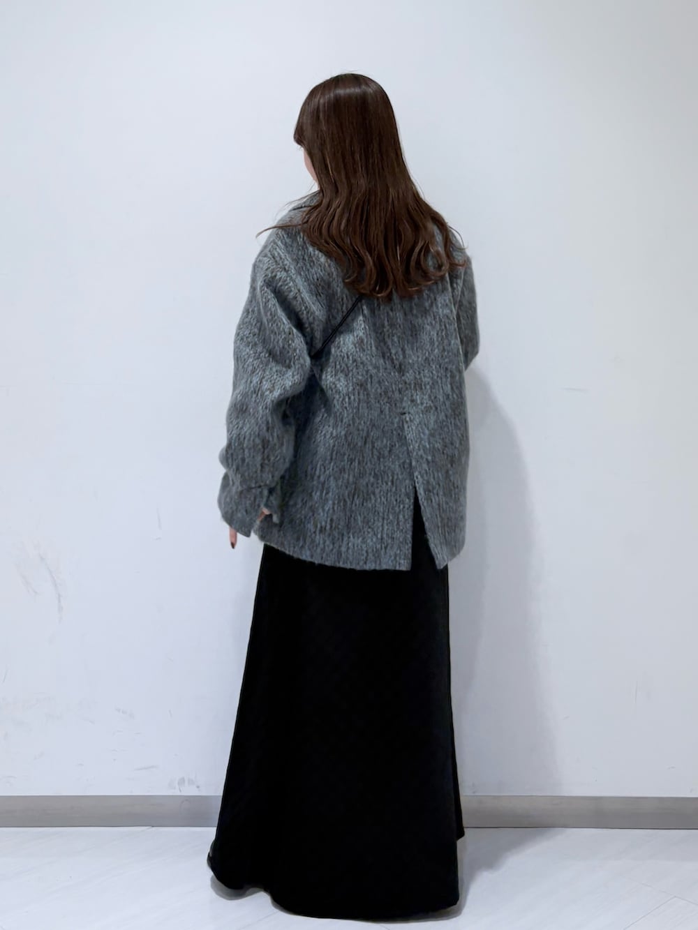 ブルー系のその他アウター、グリーン系のTシャツ/カットソー、ブラック系のワンピースを着用したレディースの秋コーディネートの2枚目の写真