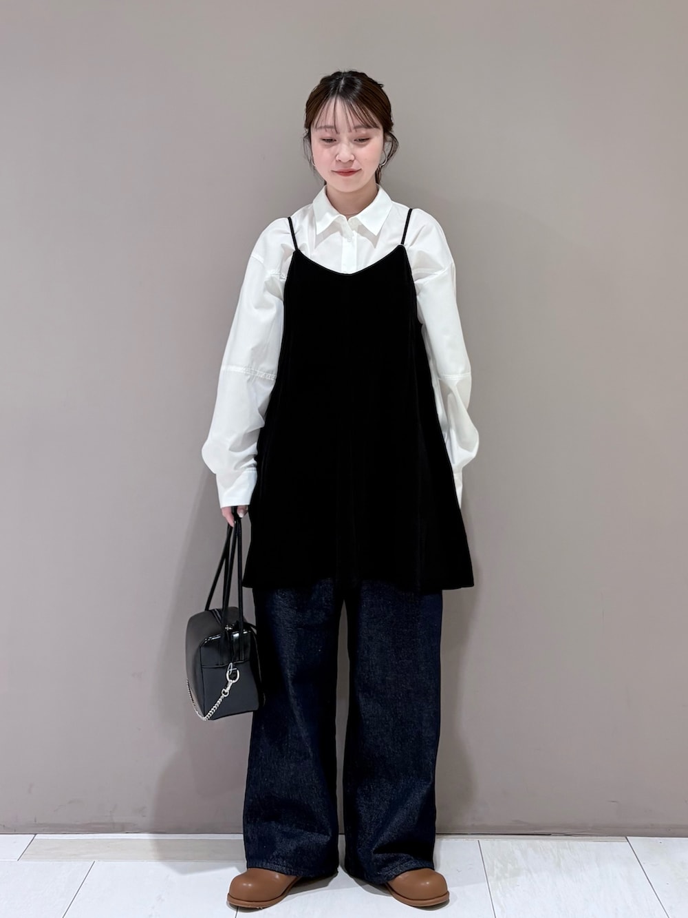 ホワイト系のシャツ/ブラウス、ブラック系のワンピース、ブラウン系のブーツを着用したレディースの冬コーディネートの4枚目の写真