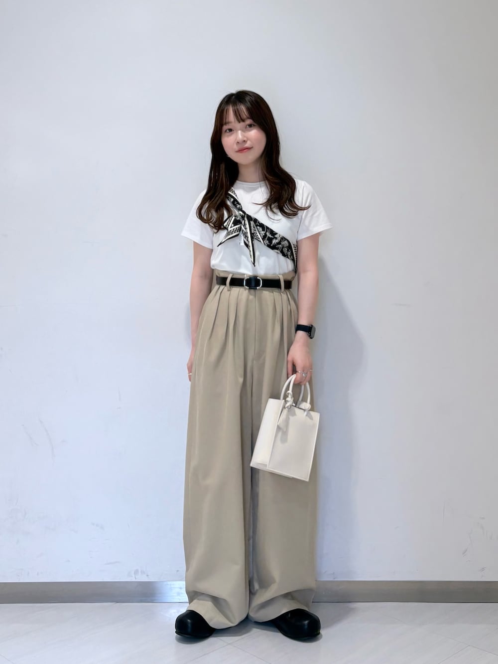 ホワイト系のTシャツ/カットソー、ベージュ系のその他パンツ、ホワイト系のハンドバッグを着用したレディースの夏コーディネートの4枚目の写真