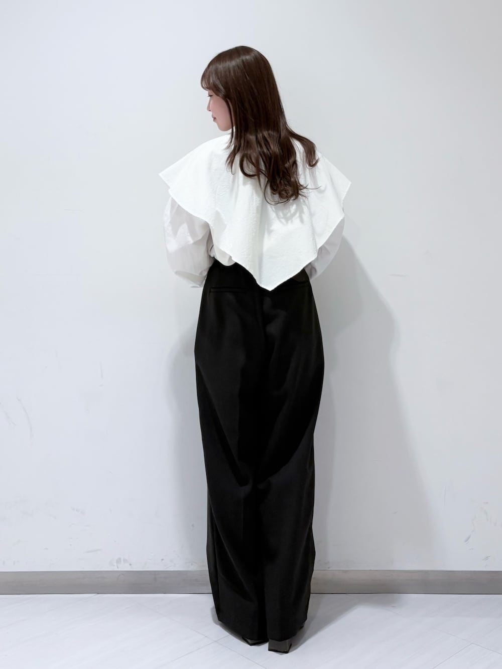 ホワイト系のシャツ/ブラウス、グリーン系のパンプス、グレー系のその他パンツを着用したレディースの春コーディネートの3枚目の写真