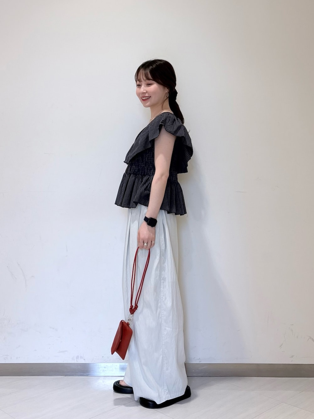 ブルー系のシャツ/ブラウス、ブルー系のその他パンツ、ブラック系のサンダルを着用したレディースの夏コーディネートの2枚目の写真