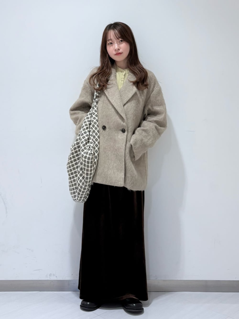 イエロー系のシャツ/ブラウス、ブラウン系のスカート、ブラック系のその他シューズを着用したレディースの秋コーディネートの6枚目の写真