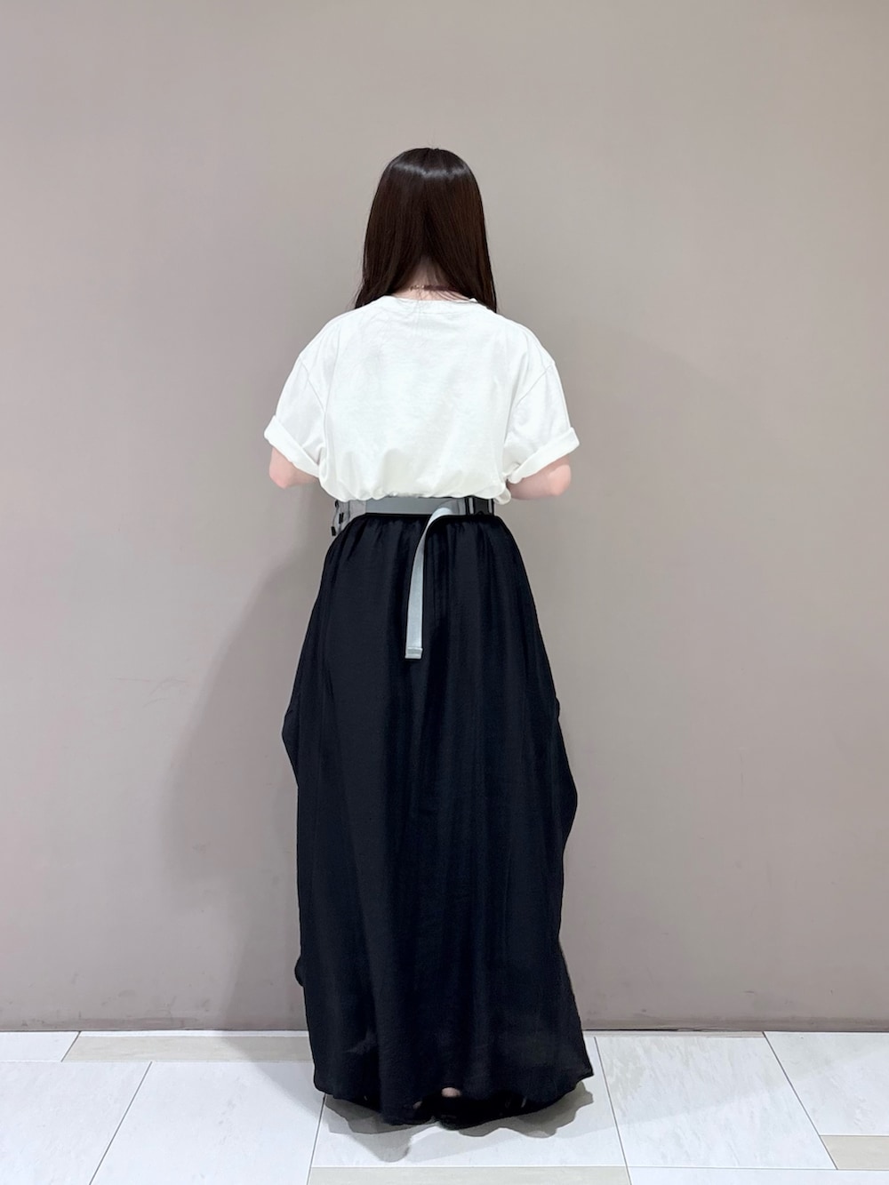ホワイト系のTシャツ/カットソー、ブラック系のスカート、グレー系のボディバッグ/ウエストポーチを着用したレディースの春コーディネートの3枚目の写真