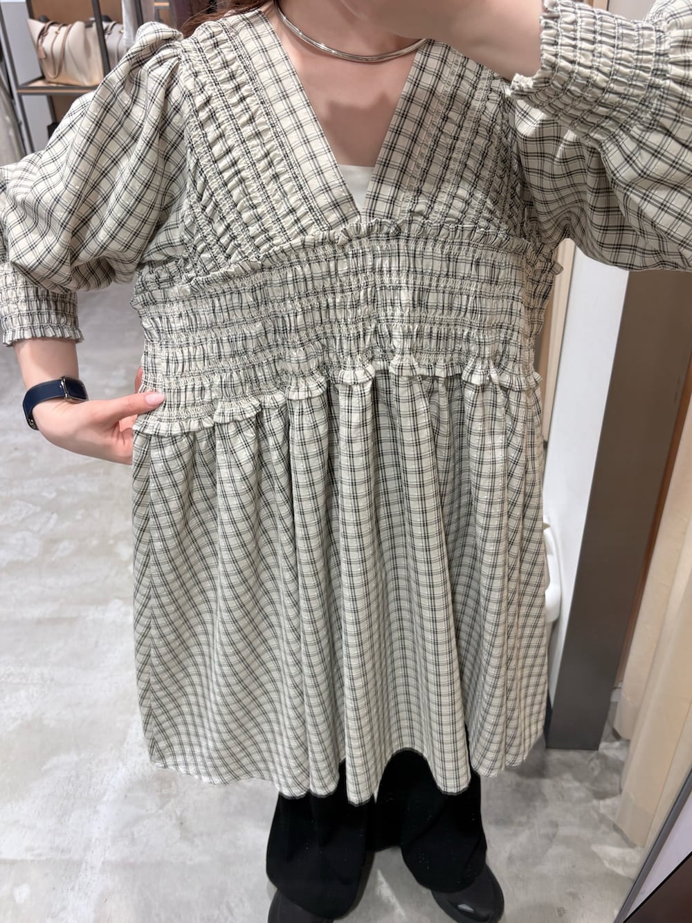 ブラック系のその他パンツ、ベージュ系のワンピース、ホワイト系のショルダーバッグを着用したレディースの春コーディネートの5枚目の写真