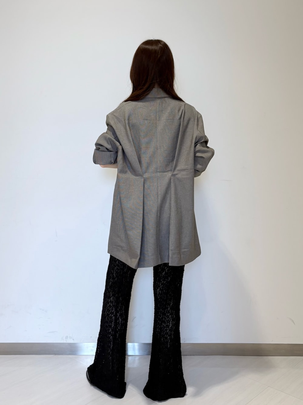「オトナカジュアル、おでかけコーデ、パンツスタイル、秋のコーデ、秋服、キレイめカジュアル、大人かわいい、パンツコーデ、チェック、KBF、ジャケット」｜「KBFのメリージェーンローファー（ローファー、ブラック系）」を使った、さやかさん（骨格ウェーブ・レディース・152cm）の夏コーディネートの2枚目の写真