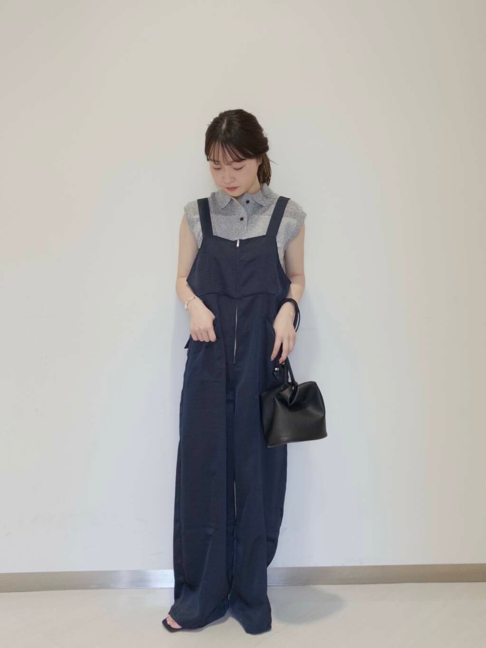 「オールインワン、KBF、夏コーデ、newarrival、休日スタイル、低身長コーデ、ラフコーデ、お出かけコーデ、おでかけコーデ、旅行コーデ、ブルベ夏コーデ、夏の涼しげパンツコーデ、酒落見えイージーパンツ×サンダル」｜「SMELLYのサークルキンチャクショルダー（ショルダーバッグ、ブラック系）」を使った、さやかさん（レディース・152cm）の夏コーディネートの3枚目の写真