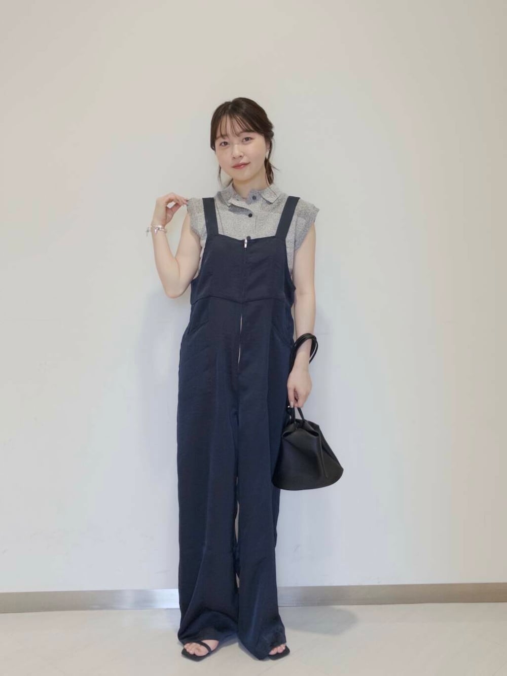 「オールインワン、KBF、夏コーデ、newarrival、休日スタイル、低身長コーデ、ラフコーデ、お出かけコーデ、おでかけコーデ、旅行コーデ、ブルベ夏コーデ、夏の涼しげパンツコーデ、酒落見えイージーパンツ×サンダル」｜「SMELLYのサークルキンチャクショルダー（ショルダーバッグ、ブラック系）」を使った、さやかさん（レディース・152cm）の夏コーディネートの2枚目の写真