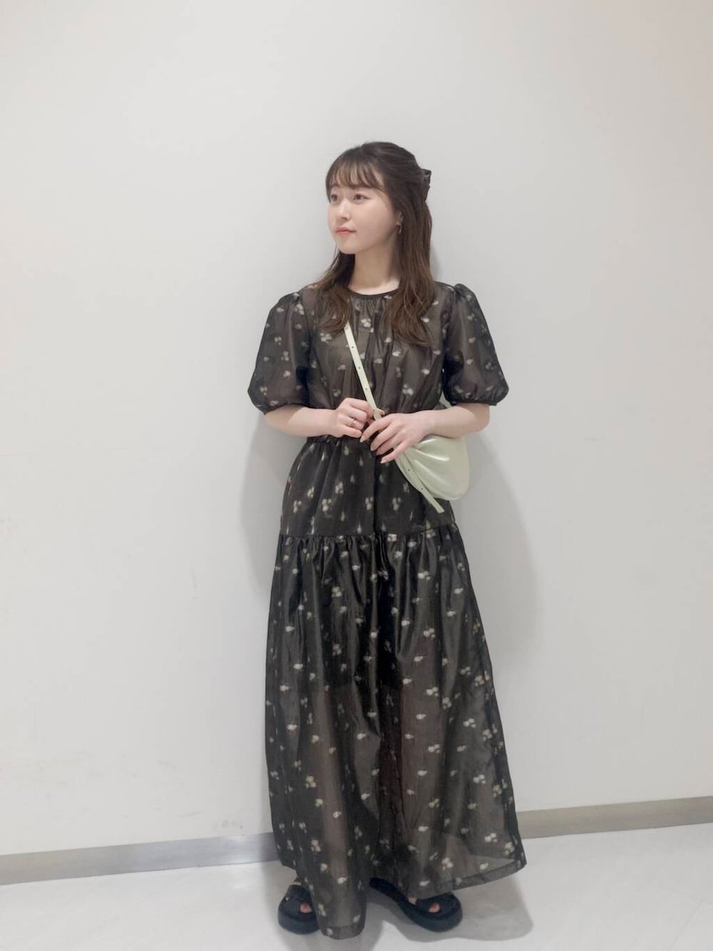 「KBF、newarrival、休日スタイル、低身長コーデ、サンダルコーデ、お出かけコーデ、ワンピースコーデ、おでかけコーデ、旅行コーデ」｜「KBFのスパゲティストラップカップ付きキャミ（キャミソール、ベージュ系）」を使った、さやかさん（レディース・152cm）の春コーディネートの3枚目の写真