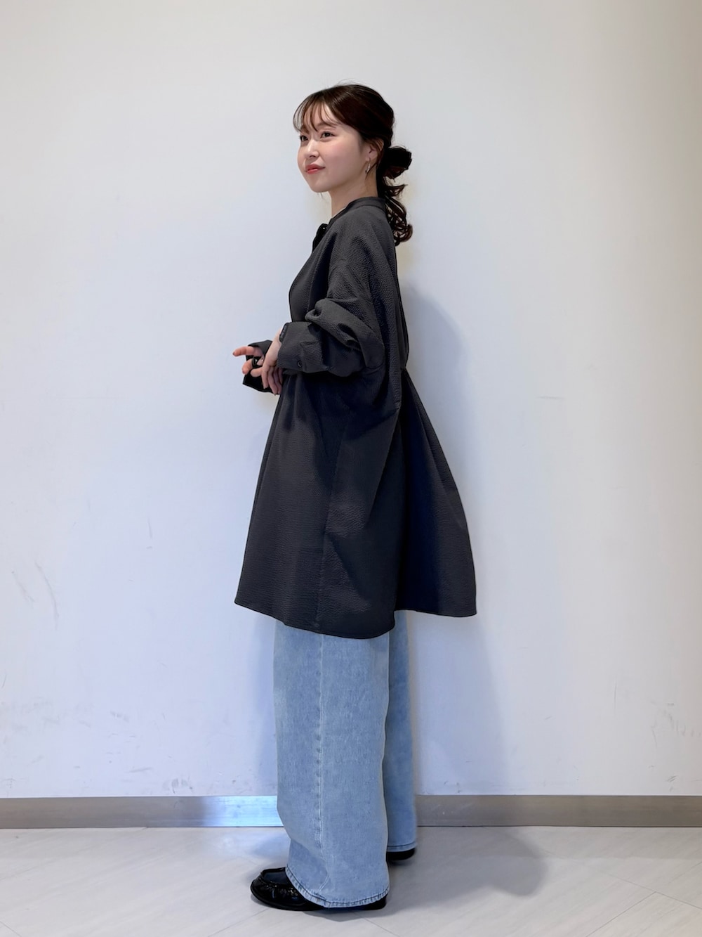 グレー系のシャツ/ブラウス、ブルー系のデニムパンツ、ブラック系のその他シューズを着用したレディースの冬コーディネートの2枚目の写真