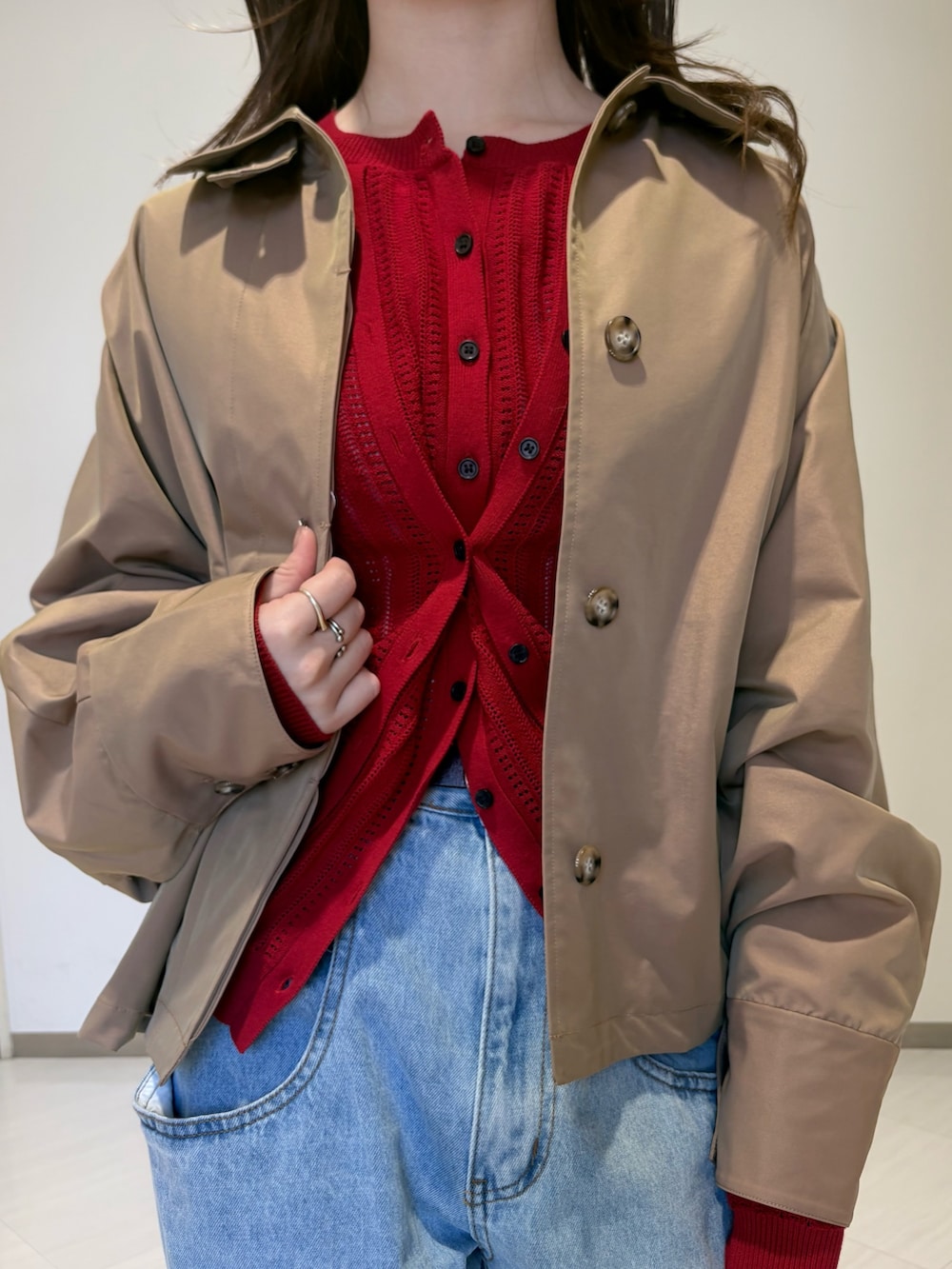 ブラック系のその他シューズ、ベージュ系のステンカラーコート、レッド系のニット/セーターを着用したレディースの春コーディネートの4枚目の写真