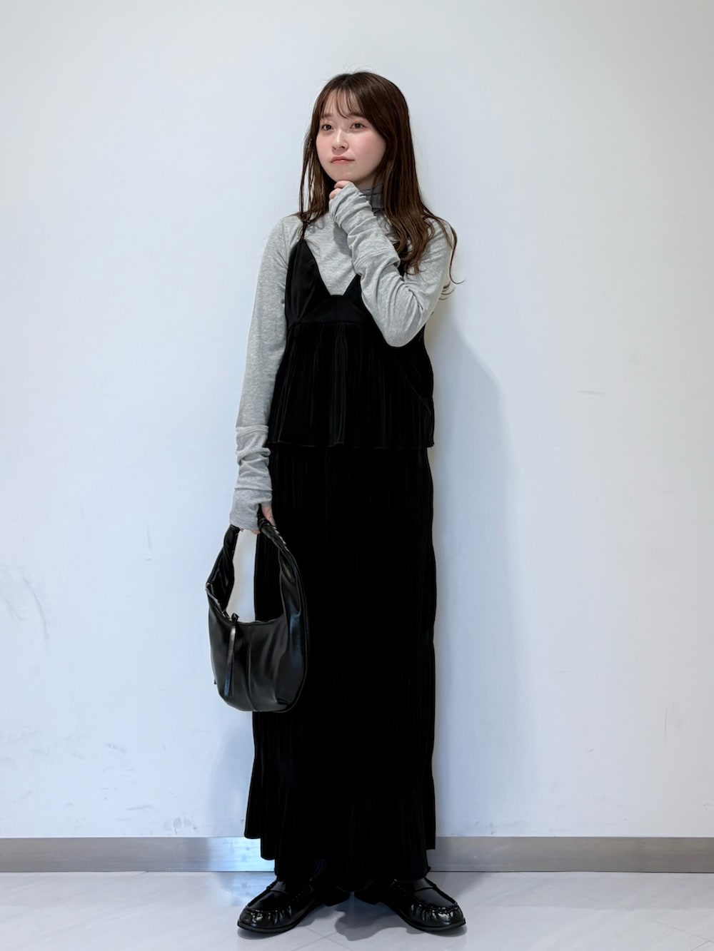 ブルー系のブルゾン、ブラック系のワンピース、ブラック系のその他シューズを着用したレディースの秋コーディネートの4枚目の写真