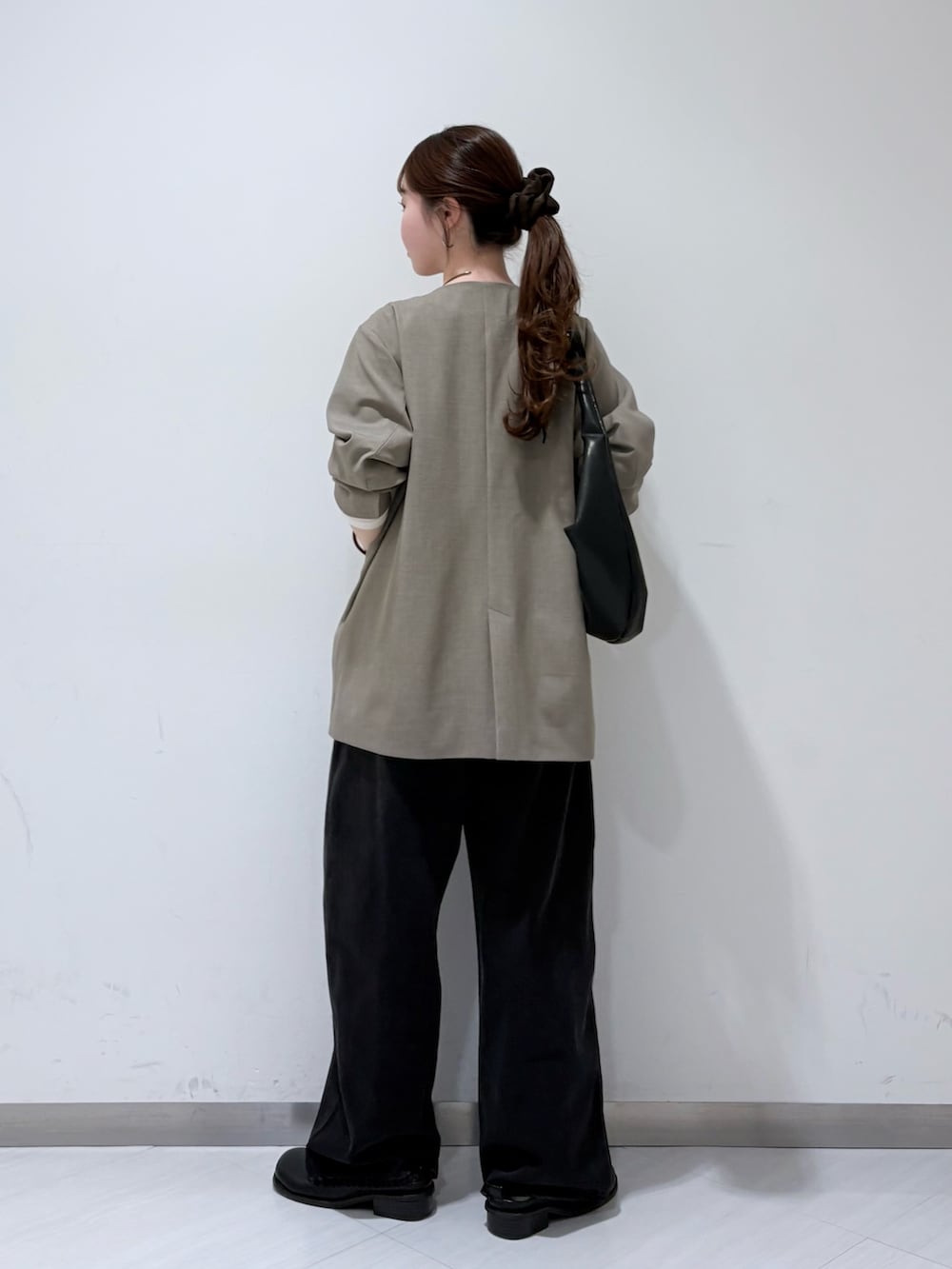 ブラック系のその他シューズ、グレー系のノーカラージャケット、ホワイト系のTシャツ/カットソーを着用したレディースの冬コーディネートの3枚目の写真