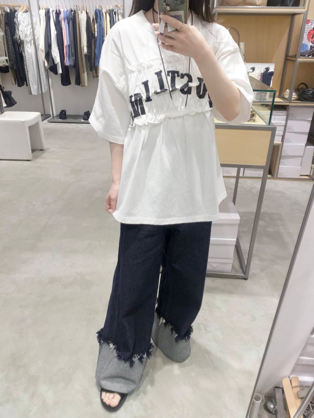 「KBF、休日スタイル、低身長コーデ、モノトーンコーデ、tシャツコーデ、初夏のお出かけコーデ、ブルベ夏コーデ」｜「SMELLYのハートワントップロングコードチョーカー（チョーカー、ホワイト系）」を使った、さやかさん（レディース・152cm）の春コーディネートの3枚目の写真