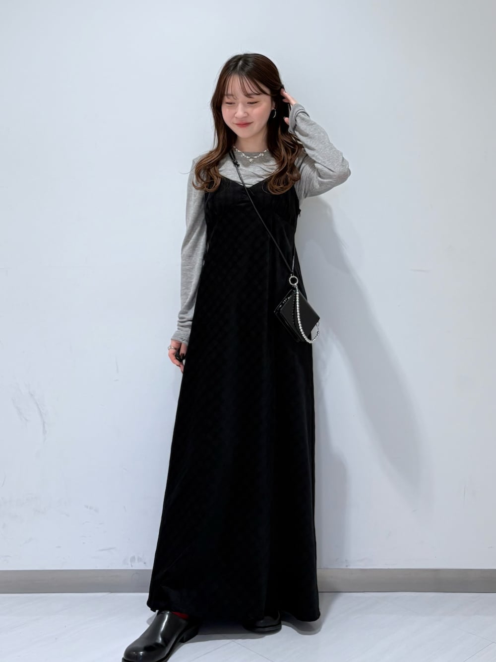 ブルー系のその他アウター、グリーン系のTシャツ/カットソー、ブラック系のワンピースを着用したレディースの秋コーディネートの4枚目の写真