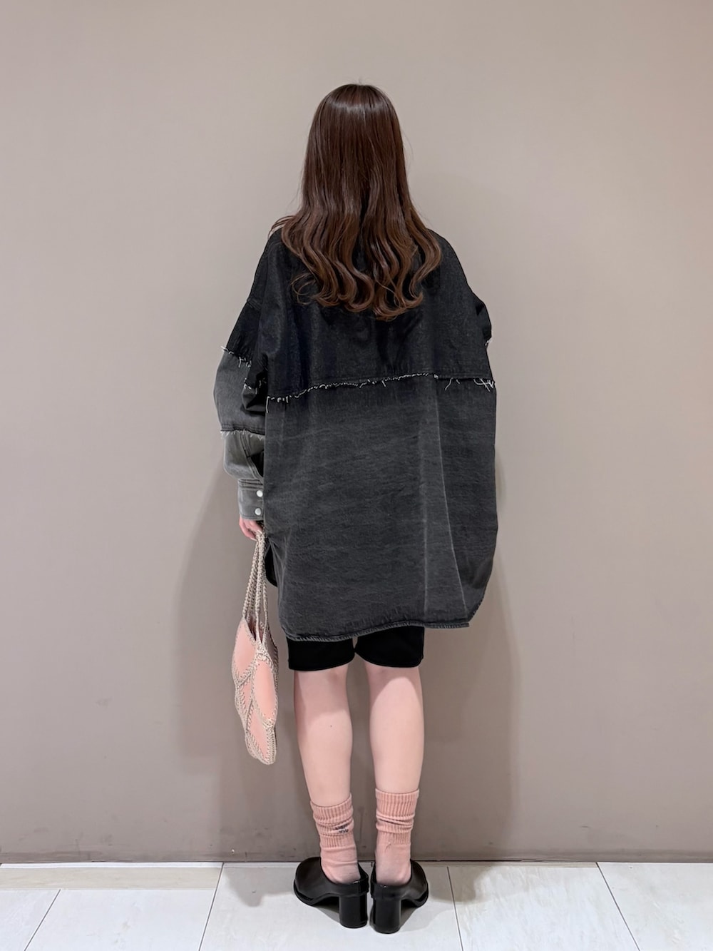 グレー系のシャツ/ブラウス、ブラック系のサンダル、ブラック系のその他パンツを着用したレディースの冬コーディネートの3枚目の写真