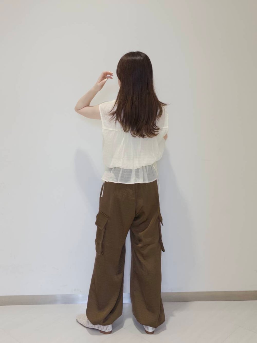 ホワイト系のバレエシューズ、ブラウン系のその他パンツ、ホワイト系のシャツ/ブラウスを着用したレディースの夏コーディネートの2枚目の写真
