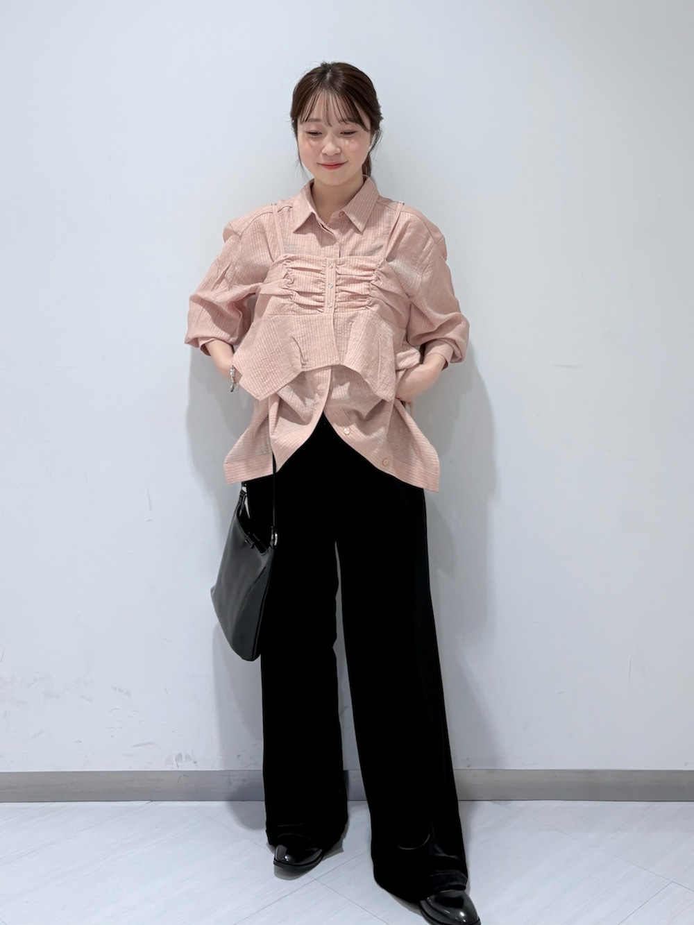ピンク系のシャツ/ブラウス、ブラック系のその他パンツ、ブラック系のローファーを着用したレディースの秋コーディネートの2枚目の写真